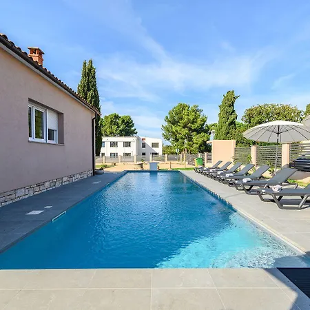 Bezaubernde Nur 400 Meter Zum Mit Privatpool, Parkplatz Fuer 3 Autos, Grill *