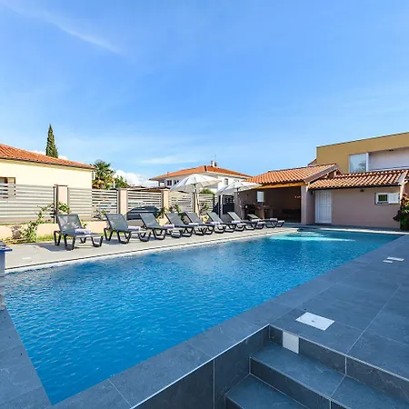 Bezaubernde Nur 400 Meter Zum Mit Privatpool, Parkplatz Fuer 3 Autos, Grill Holiday home *