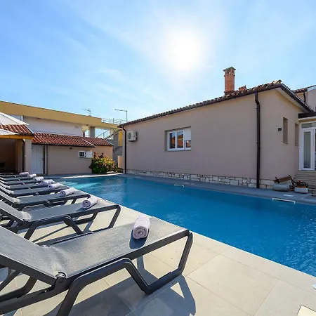 Bezaubernde Nur 400 Meter Zum Mit Privatpool, Parkplatz Fuer 3 Autos, Grill Holiday home