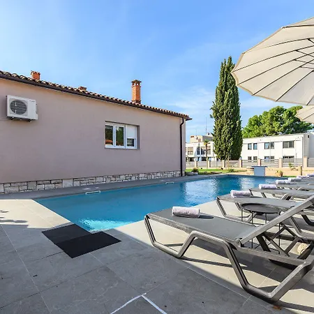 Bezaubernde Nur 400 Meter Zum Mit Privatpool, Parkplatz Fuer 3 Autos, Grill