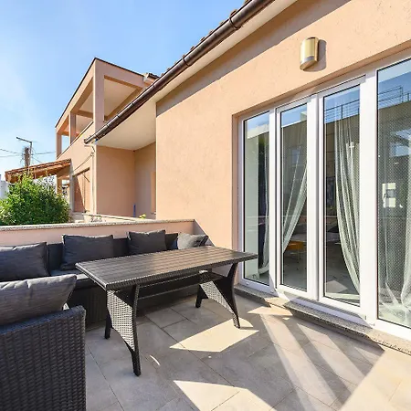 Bezaubernde Nur 400 Meter Zum Mit Privatpool, Parkplatz Fuer 3 Autos, Grill Holiday home