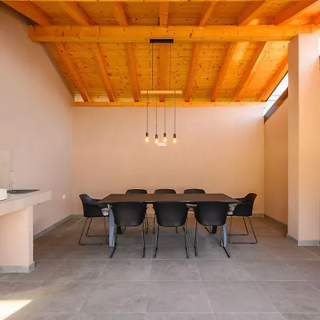 Bezaubernde Nur 400 Meter Zum Mit Privatpool, Parkplatz Fuer 3 Autos, Grill Holiday home Umag