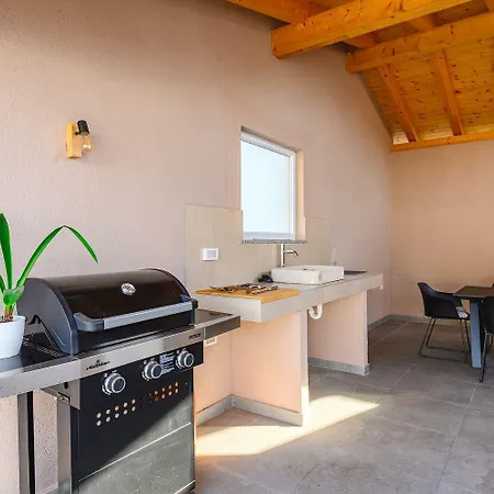 Bezaubernde Nur 400 Meter Zum Mit Privatpool, Parkplatz Fuer 3 Autos, Grill Holiday home