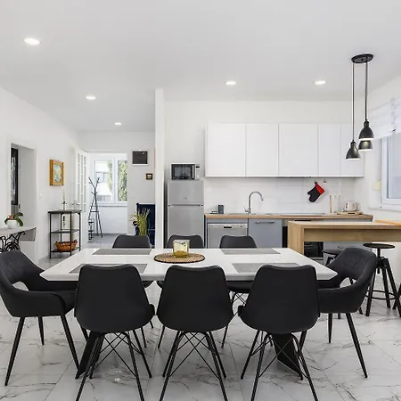 Ferienhaus Bezaubernde Nur 400 Meter Zum Mit Privatpool, Parkplatz Fuer 3 Autos, Grill