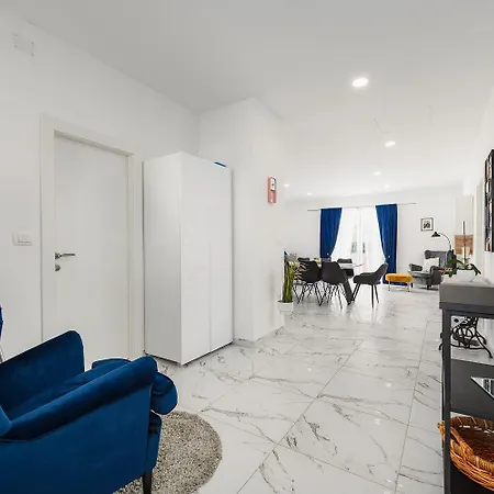 Bezaubernde Nur 400 Meter Zum Mit Privatpool, Parkplatz Fuer 3 Autos, Grill Ουμάγκ