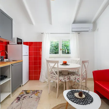 Bezaubernde Nur 400 Meter Zum Mit Privatpool, Parkplatz Fuer 3 Autos, Grill Ferienhaus