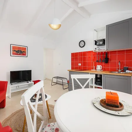Bezaubernde Nur 400 Meter Zum Mit Privatpool, Parkplatz Fuer 3 Autos, Grill Ferienhaus