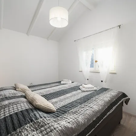 Bezaubernde Nur 400 Meter Zum Mit Privatpool, Parkplatz Fuer 3 Autos, Grill Ουμάγκ