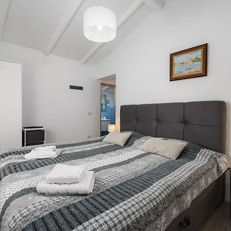 Bezaubernde Nur 400 Meter Zum Mit Privatpool, Parkplatz Fuer 3 Autos, Grill