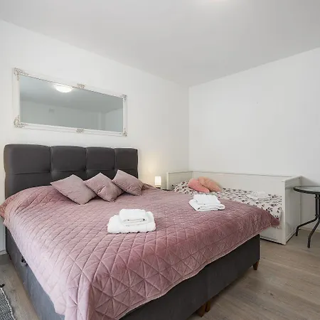 Ferienhaus Bezaubernde Nur 400 Meter Zum Mit Privatpool, Parkplatz Fuer 3 Autos, Grill