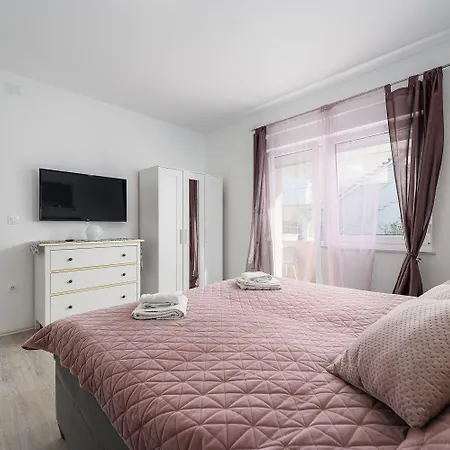 Ferienhaus Bezaubernde Nur 400 Meter Zum Mit Privatpool, Parkplatz Fuer 3 Autos, Grill