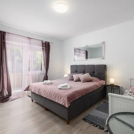 Bezaubernde Nur 400 Meter Zum Mit Privatpool, Parkplatz Fuer 3 Autos, Grill *