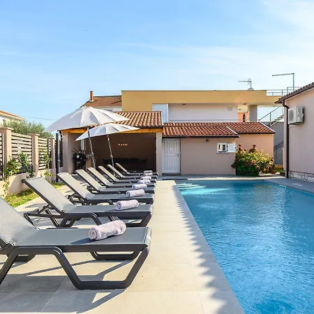 Ferienhaus Bezaubernde Nur 400 Meter Zum Mit Privatpool, Parkplatz Fuer 3 Autos, Grill *