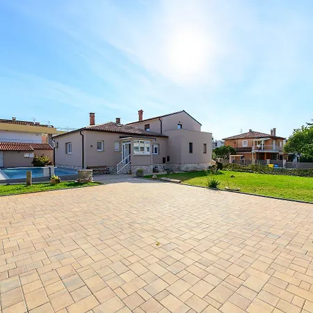 Bezaubernde Nur 400 Meter Zum Mit Privatpool, Parkplatz Fuer 3 Autos, Grill * Ουμάγκ