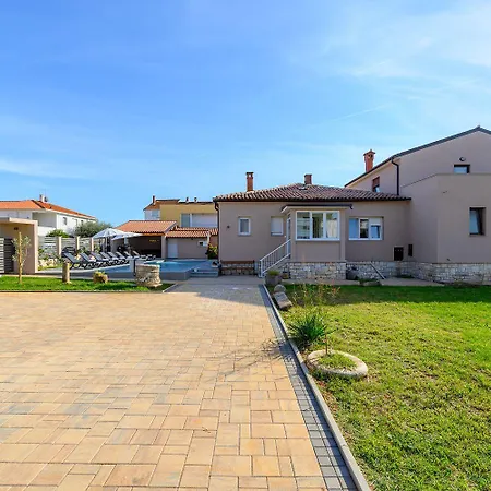 Bezaubernde Nur 400 Meter Zum Mit Privatpool, Parkplatz Fuer 3 Autos, Grill * Ουμάγκ