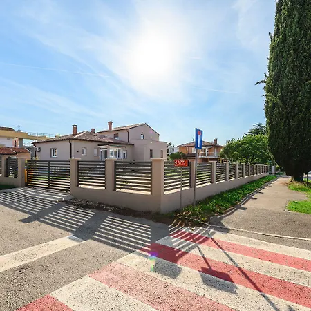 Bezaubernde Nur 400 Meter Zum Mit Privatpool, Parkplatz Fuer 3 Autos, Grill