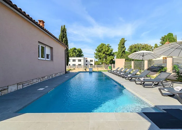 Bezaubernde Nur 400 Meter Zum Mit Privatpool, Parkplatz Fuer 3 Autos, Grill *