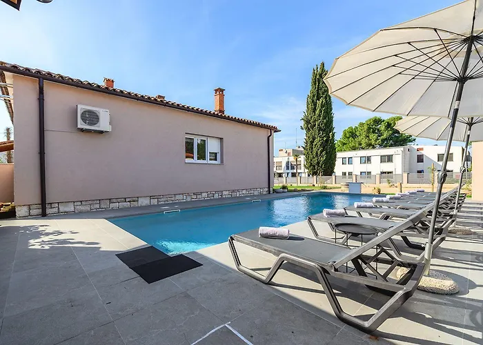 Bezaubernde Nur 400 Meter Zum Mit Privatpool, Parkplatz Fuer 3 Autos, Grill