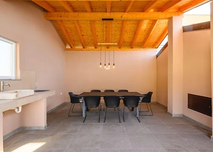 Bezaubernde Nur 400 Meter Zum Mit Privatpool, Parkplatz Fuer 3 Autos, Grill Holiday home Umag