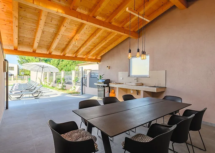 Bezaubernde Nur 400 Meter Zum Mit Privatpool, Parkplatz Fuer 3 Autos, Grill * Umag