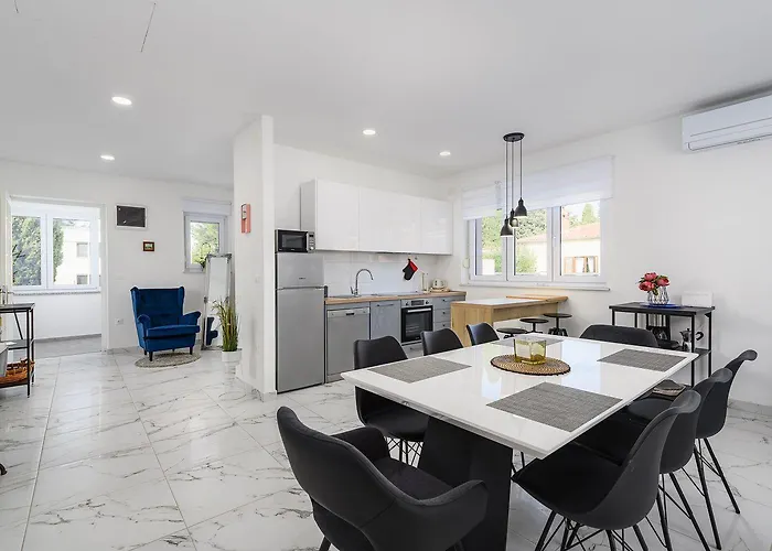 Holiday home Bezaubernde Nur 400 Meter Zum Mit Privatpool, Parkplatz Fuer 3 Autos, Grill *