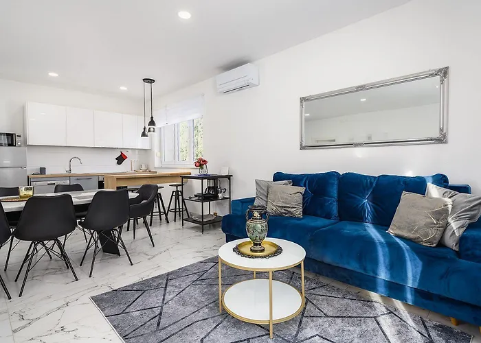 Bezaubernde Nur 400 Meter Zum Mit Privatpool, Parkplatz Fuer 3 Autos, Grill Holiday home Umag