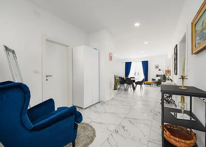 Bezaubernde Nur 400 Meter Zum Mit Privatpool, Parkplatz Fuer 3 Autos, Grill Umag