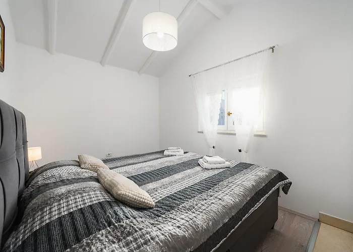 Bezaubernde Nur 400 Meter Zum Mit Privatpool, Parkplatz Fuer 3 Autos, Grill Umag