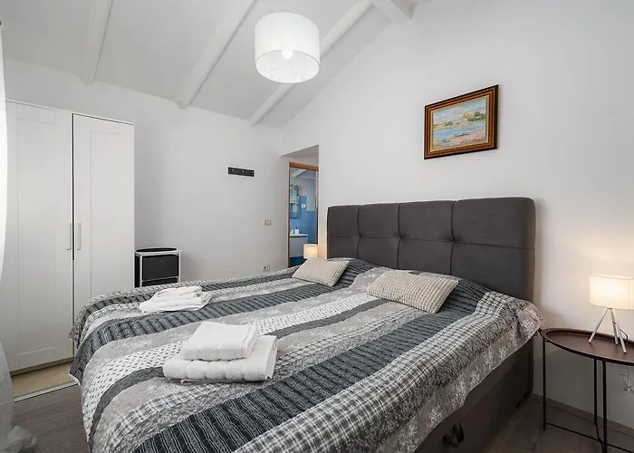 Bezaubernde Nur 400 Meter Zum Mit Privatpool, Parkplatz Fuer 3 Autos, Grill