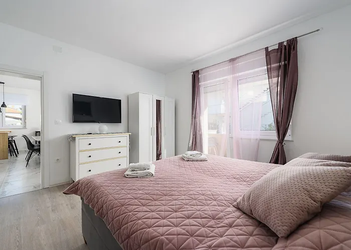 Holiday home Bezaubernde Nur 400 Meter Zum Mit Privatpool, Parkplatz Fuer 3 Autos, Grill