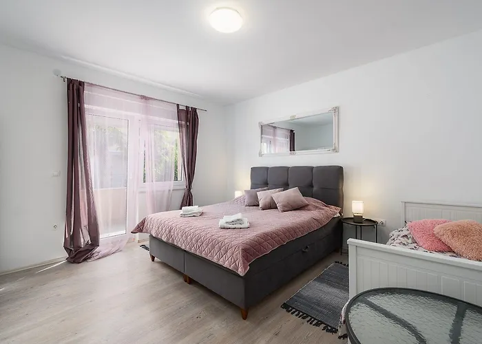 Bezaubernde Nur 400 Meter Zum Mit Privatpool, Parkplatz Fuer 3 Autos, Grill *