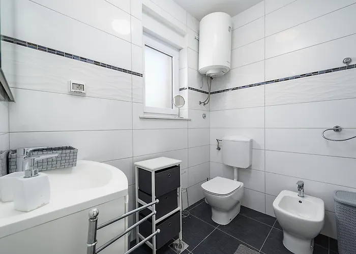 Bezaubernde Nur 400 Meter Zum Mit Privatpool, Parkplatz Fuer 3 Autos, Grill Holiday home Umag