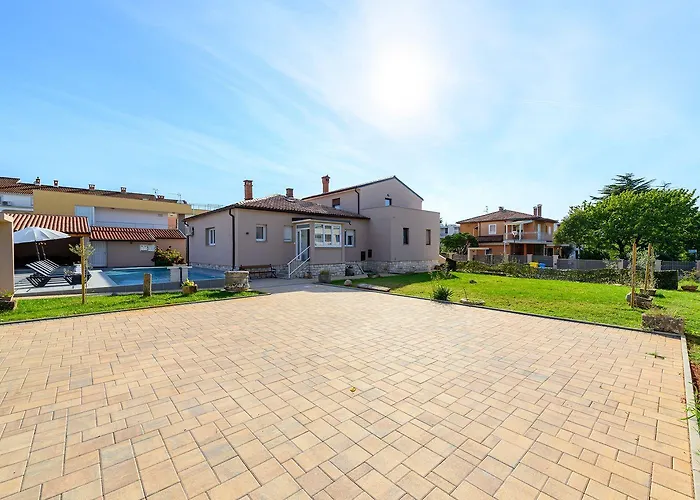 Bezaubernde Nur 400 Meter Zum Mit Privatpool, Parkplatz Fuer 3 Autos, Grill * Umag