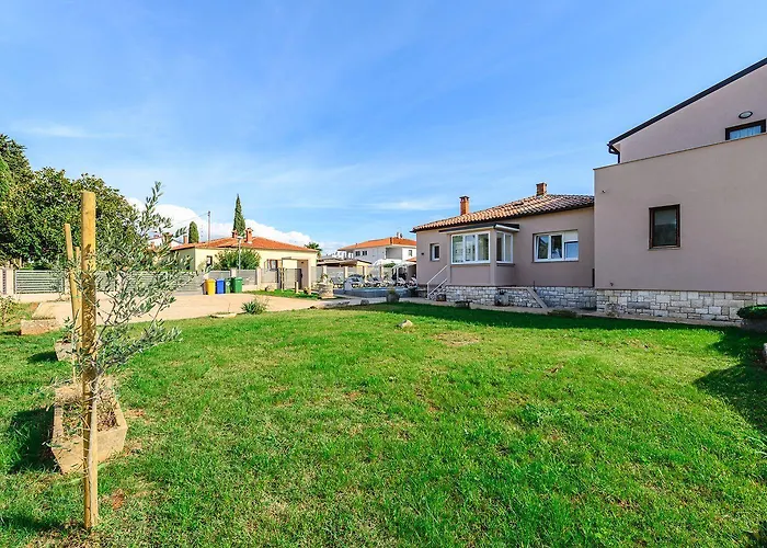 Bezaubernde Nur 400 Meter Zum Mit Privatpool, Parkplatz Fuer 3 Autos, Grill Holiday home Umag