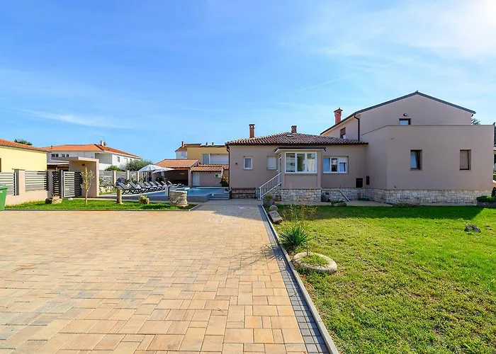 Bezaubernde Nur 400 Meter Zum Mit Privatpool, Parkplatz Fuer 3 Autos, Grill * Umag